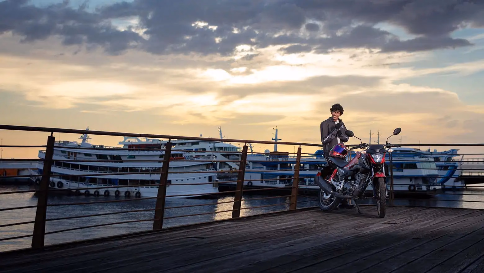 Moto Honda Nova Titan Edição Comemorativa de 50 Anos Com Modelo Visão Dianteira Dianteira Em Barco - 7 de 24