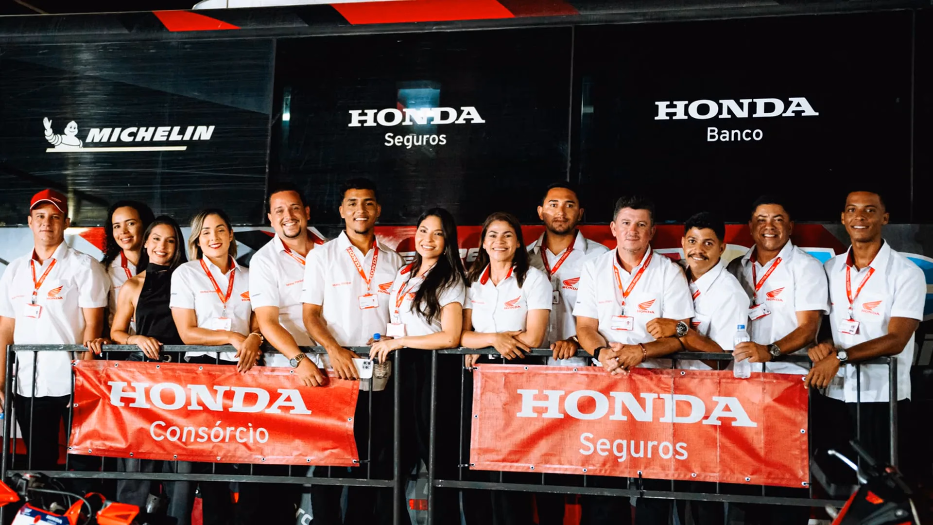 Equipe da Motos Pombal no palanque do evento, com faixas Honda Consórcio e Honda Seguros - 2 de 7