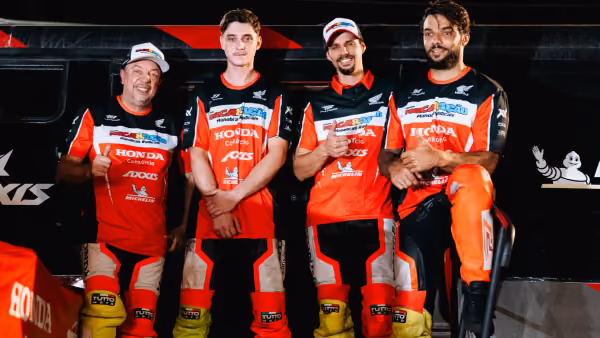 Pilotos da apresentação de manobras com motos Honda no evento da Motos Pombal